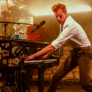  Hire Andrew McMahon in the Wilderness - booking Andrew McMahon in the Wilderness information. 