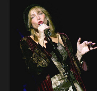 Hire Carly Simon - book Carly Simon for an event!