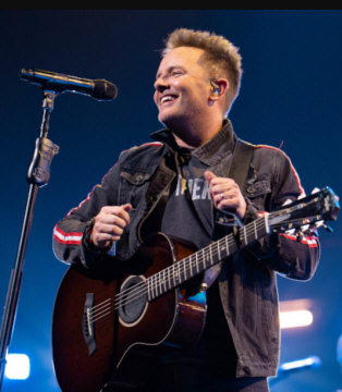  Hire Chris Tomlin - book Chris Tomlin for an event! 