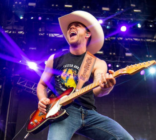   How to hire Justin Moore - booking information  