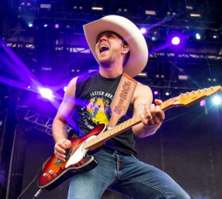 How to hire Justin Moore - book Justin Moore for an event!