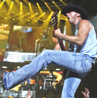 Hire Kenny Chesney - book Kenny Chesney for your event!