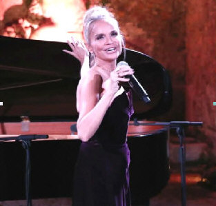  Hire Kristin Chenoweth - booking Kristin Chenoweth information. 