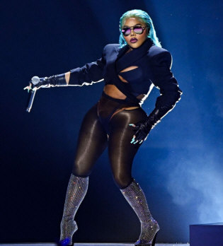 Hire Lil' Kim -- booking Lil' Kim information.