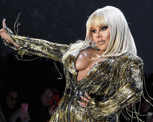 Hire Lil' Kim -- booking Lil' Kim information.