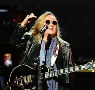 Hire Melissa Etheridge - book Melissa Etheridge for an event!