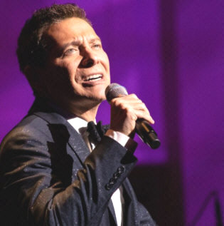 Hire Michael Feinstein - booking Michael Feinstein information.