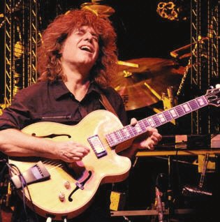  Hire Pat Metheny - booking Pat Metheny information. 