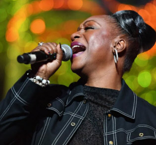 Hire Regina Belle - booking Regina Belle information.