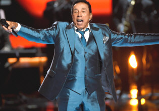   How to hire Smokey Robinson - booking information  